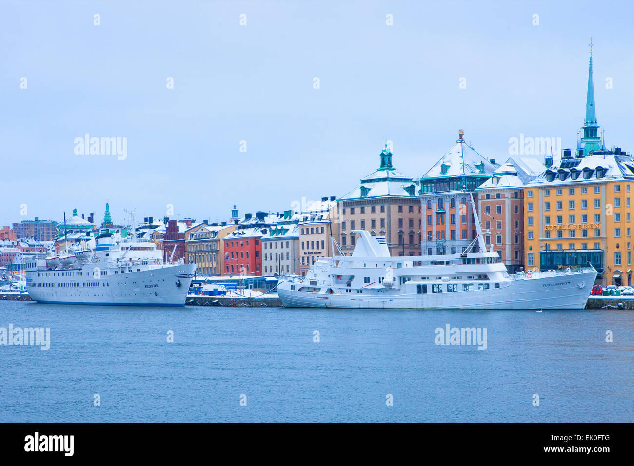 Stoccolma, Svezia, barche ormeggiate accanto alla Città Vecchia. Foto Stock