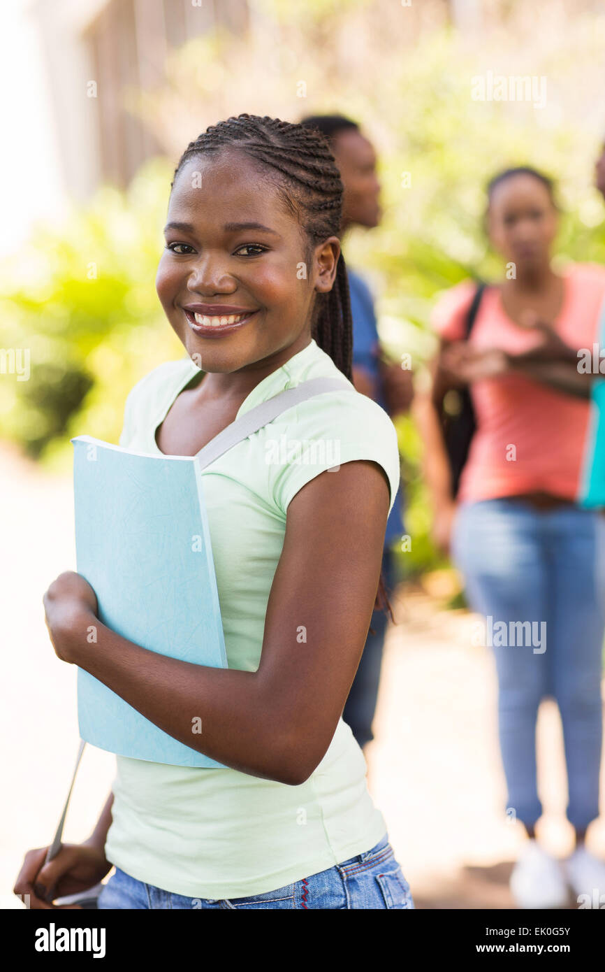Sorridente giovane nero studentessa del campus Foto Stock