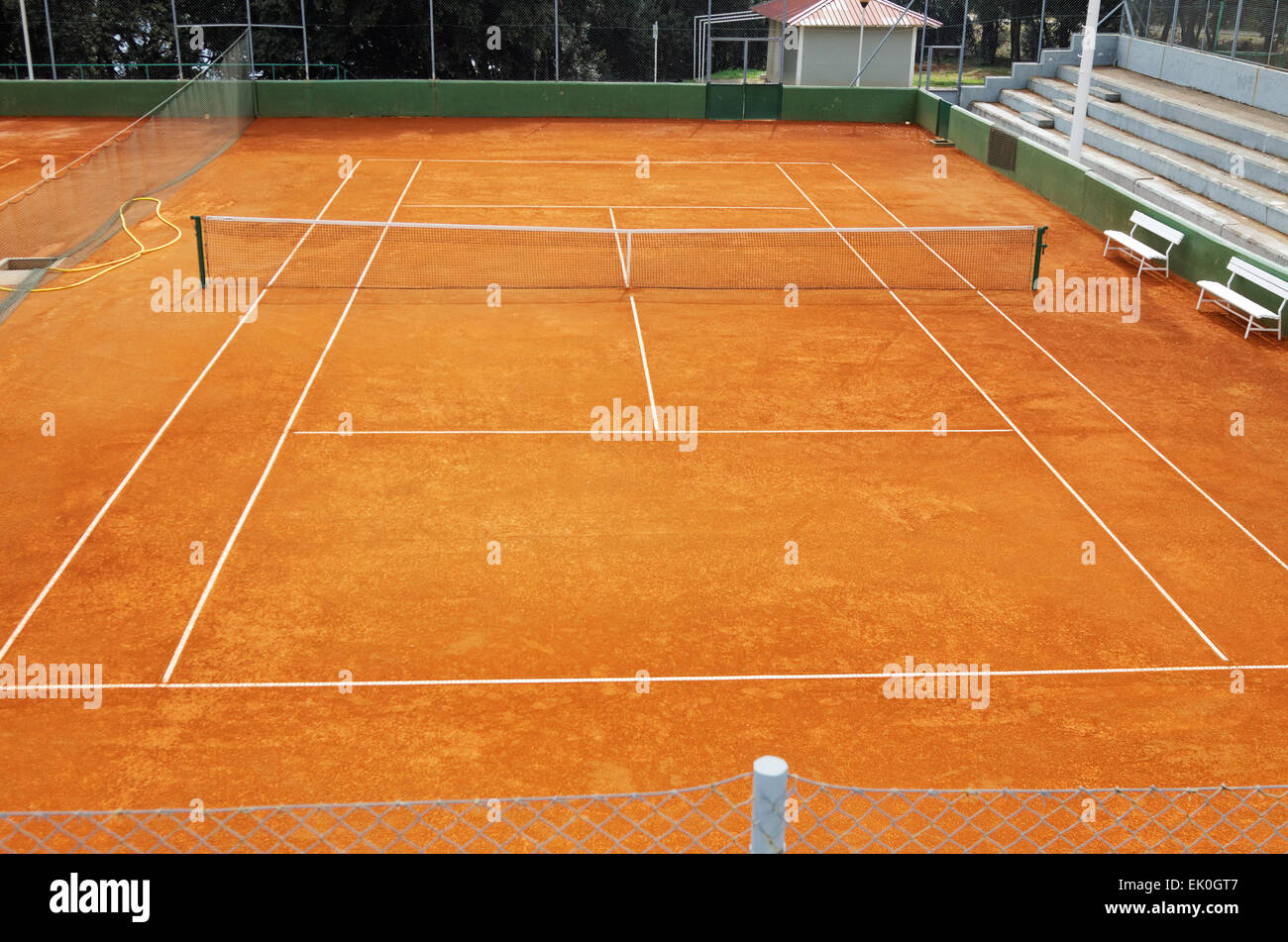 Svuotare il campo da tennis in argilla Foto Stock