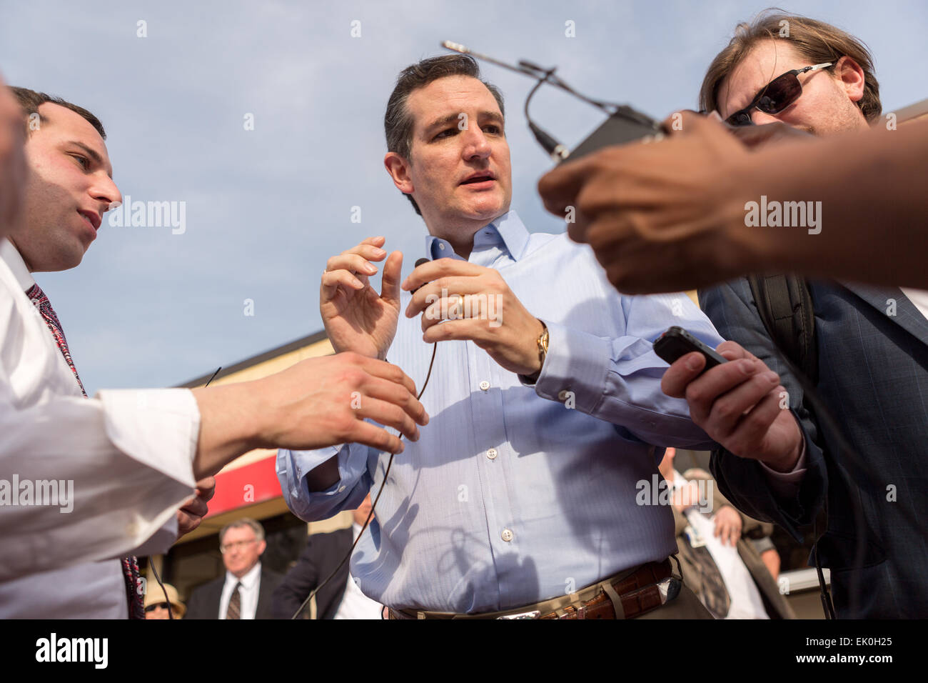 Noi il senatore Ted Cruz e GOP candidato presidenziale ha attaccato i microfoni prima di parlare ai media locali a seguito di un municipio incontro presso il famoso faro Drive-in ristorante Aprile 3, 2015 in Spartanburg, Carolina del Sud. Foto Stock