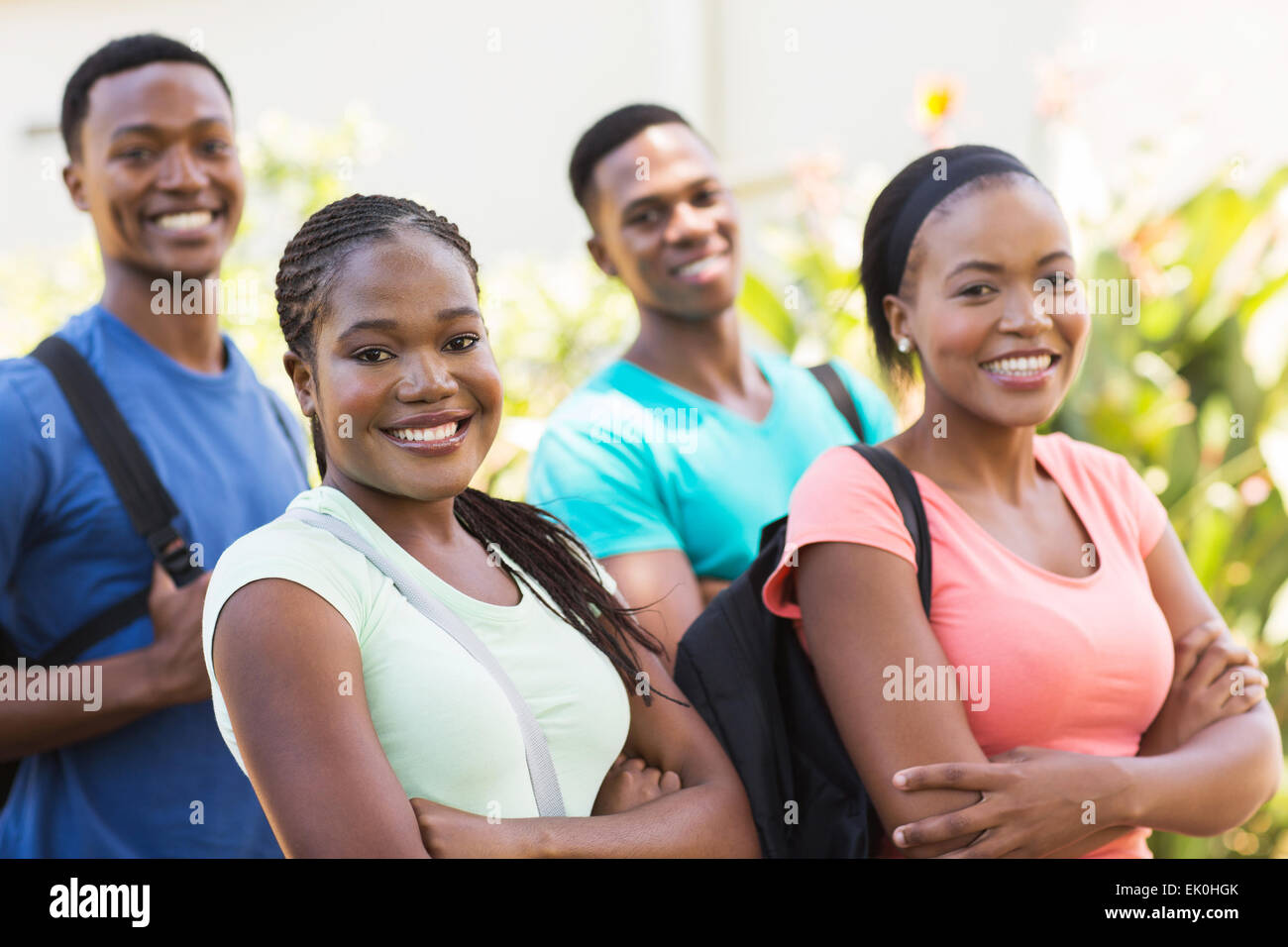 Gruppo di simpatici Afro American studenti universitari all'aperto Foto Stock