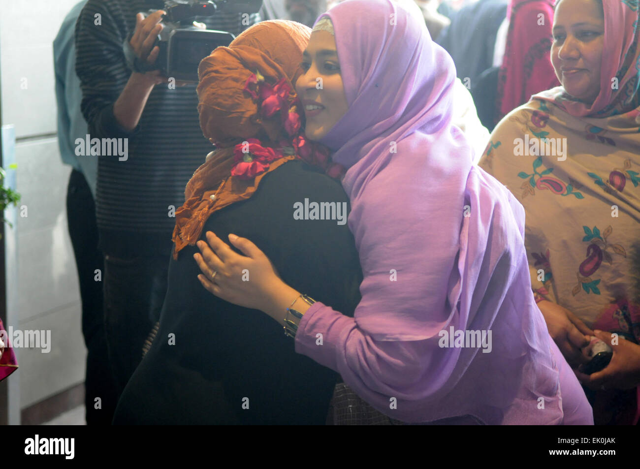 Rawalpindi, Pakistan. 3 apr, 2015. Pakistani evacuato dallo Yemen arrivano a Benazir Bhutto Aeroporto Internazionale a Rawalpindi, Pakistan, Aprile 3, 2015. Un gruppo di 176 cittadini pakistani, che era rimasto bloccato nella dilaniata dalla guerra e dello Yemen evacuati da una nave cinese, arrivati a Islamabad il venerdì, aviazione hanno detto le autorità. © Ahmad Kamal/Xinhua/Alamy Live News Foto Stock