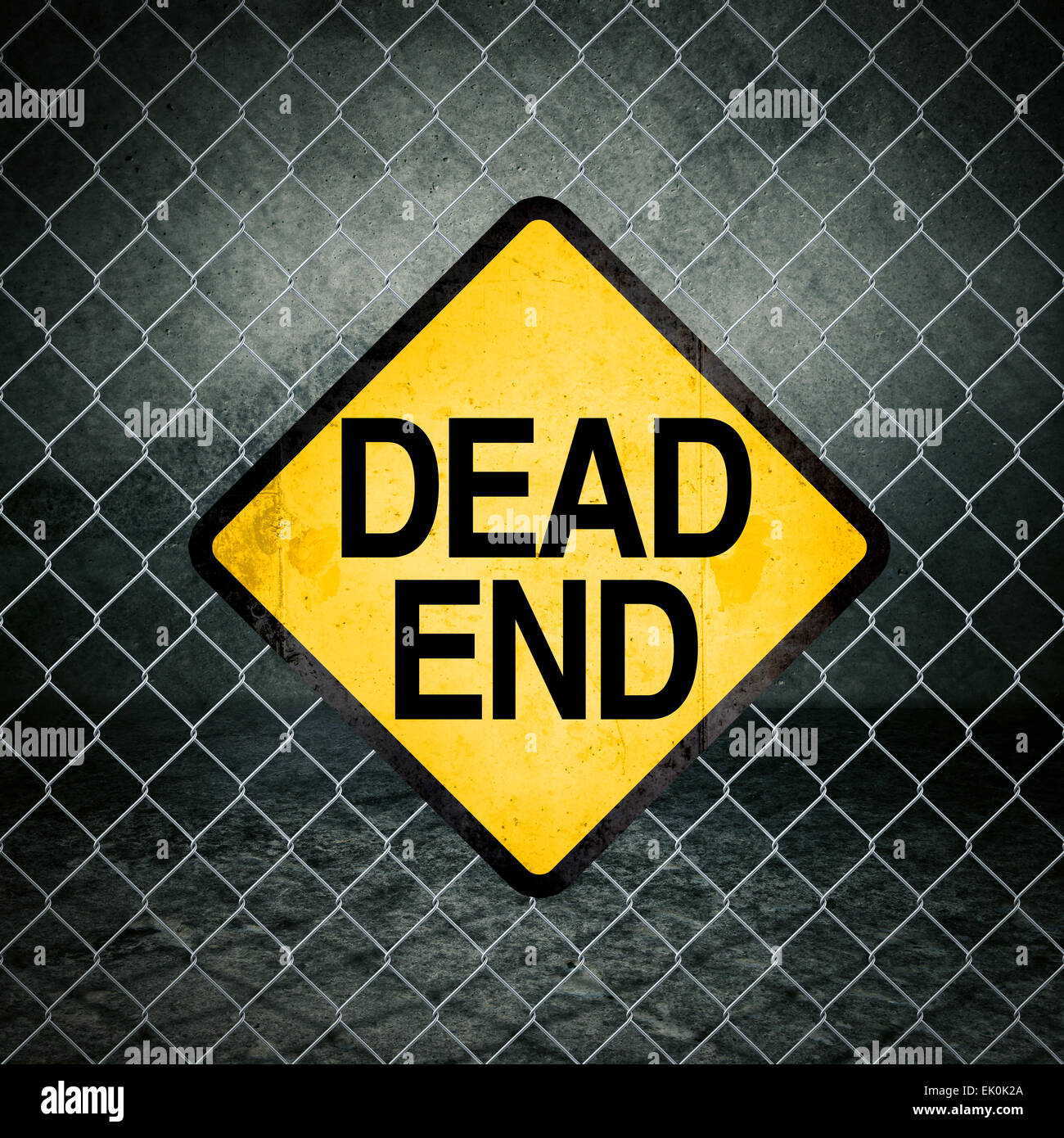 Dead End Grunge simbolo giallo di avvertimento sulla recinzione ad anelli di magazzini industriali Foto Stock