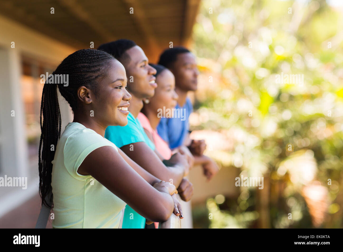 Felice Afro American University studente che sta cercando di distanza Foto Stock