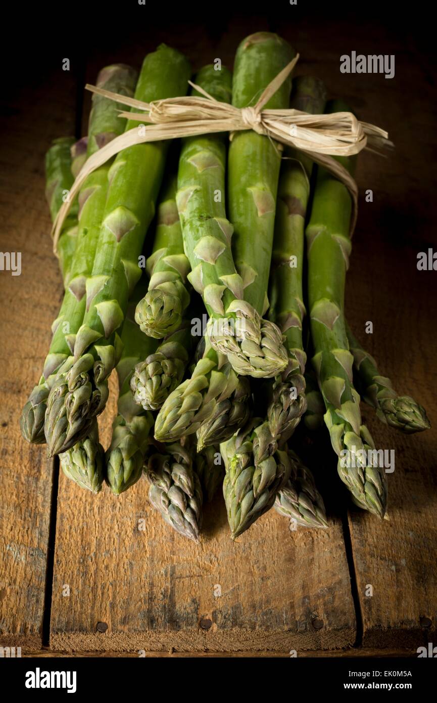 Nessuno Nessuno Nessuno, mangiare sano, fresco, cibo, cibo e bevande, produrre vegetali crudi, studio shot, studio scatti, asparagi, mazzetto, legato, grande gruppo di oggetti, still life Foto Stock