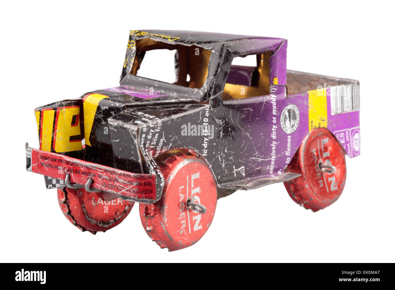 Nessuno Nessuno Nessuno, lattine, metallo, riciclaggio, upcycling, intraprendente, intraprendenza giocattolo auto giocattolo, giocattolo, carrello, infanzia, veicolo, trasporto, trasporto Foto Stock
