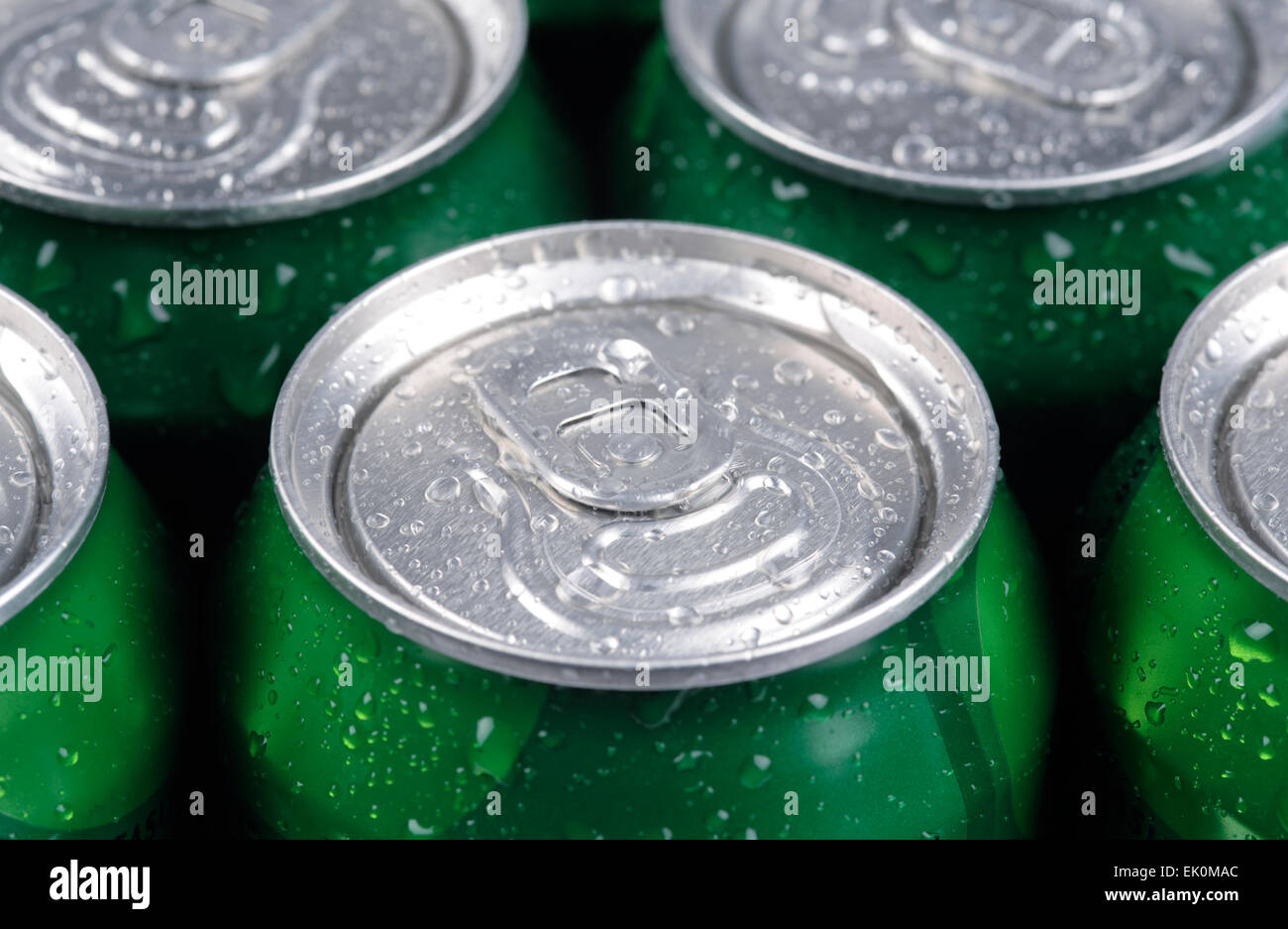 Nessuno Nessuno Nessuno, idee, di colore verde, lattine, vicino, close-up, closeup, close up shot, close-up shot, closeup shot, vista ravvicinata, vista da vicino, primo piano, metallo, chiuso, soft drink, industria alimentare e delle bevande, la condensazione, bagnato, il riciclaggio Foto Stock