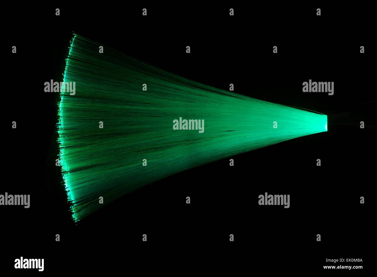 Nessuno Nessuno Nessuno, fibra ottica, fibra ottica, etereo, atmosferici, atmosfera, astratta, vista laterale, sfondo semplice sfondo nero, colore verde, telecomunicazioni, tecnologia, trasmissione dati, fibra ottica, Foto Stock