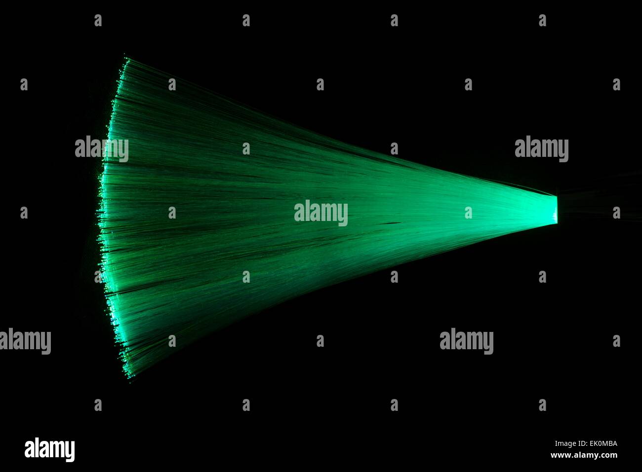 Immagini Stock - Illustrazione Raffigurante Le Estremità Di Molti Fili  Luminosi A Fibre Ottiche Contro Astratto Sfondo Verde. Image 12739750