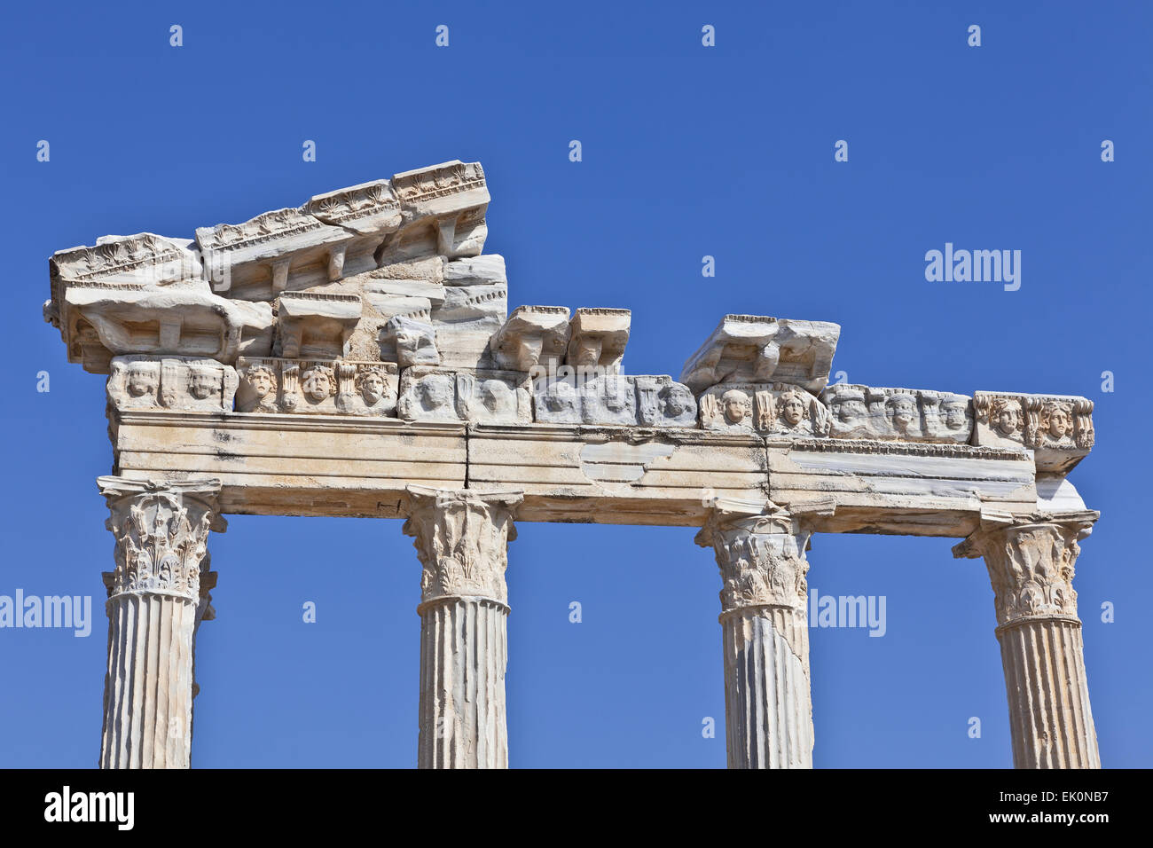 Duemila anni vecchio tempio romano di Apollo di lato sulla costa mediterranea della Turchia. Foto Stock