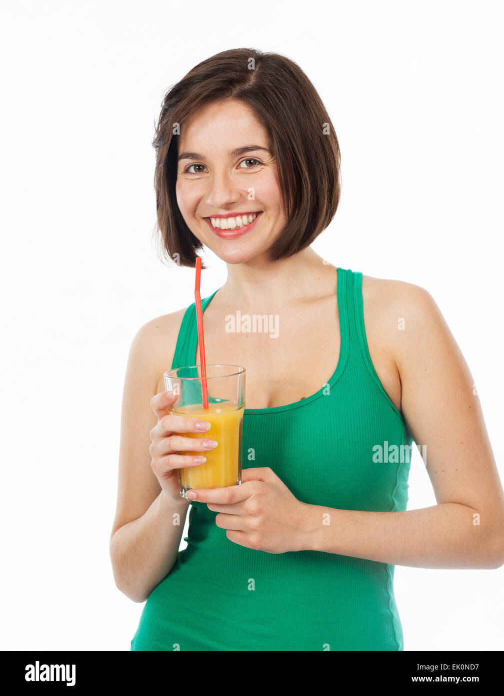 Ritratto di una giovane donna di bere un succo di arancio con una cannuccia, isolato su bianco Foto Stock