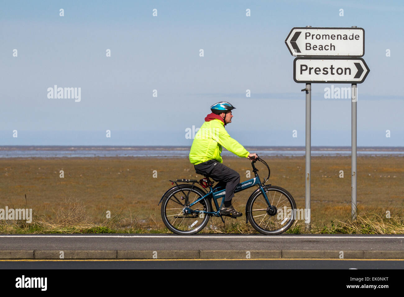 Southport, Merseyside, 4 Aprile, 2015. Regno Unito Meteo. Luminosa e soleggiata e Sabato di Pasqua attività. Foto Stock