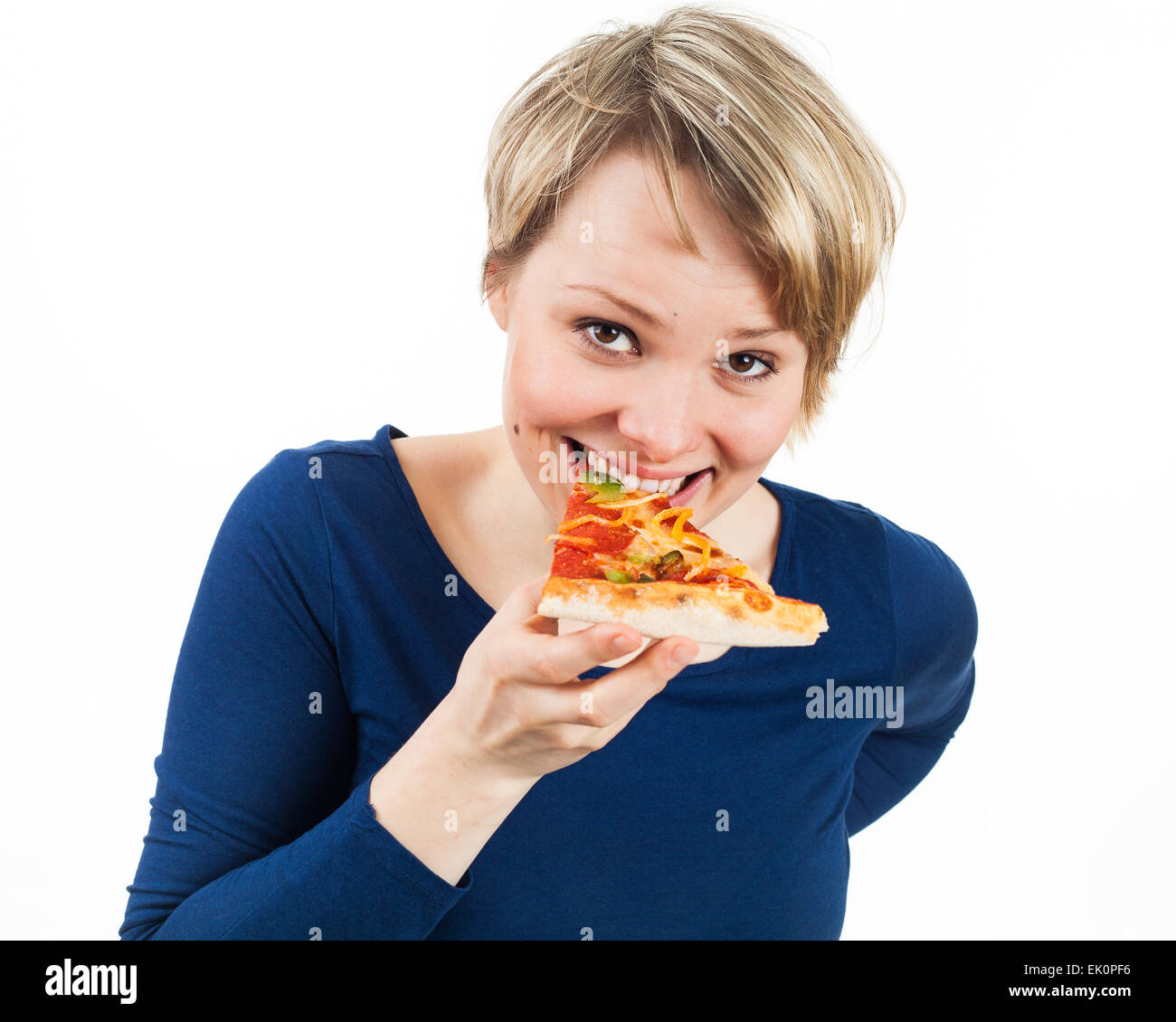 Giovane donna di mangiare un pezzo di pizza, isolato su bianco Foto Stock