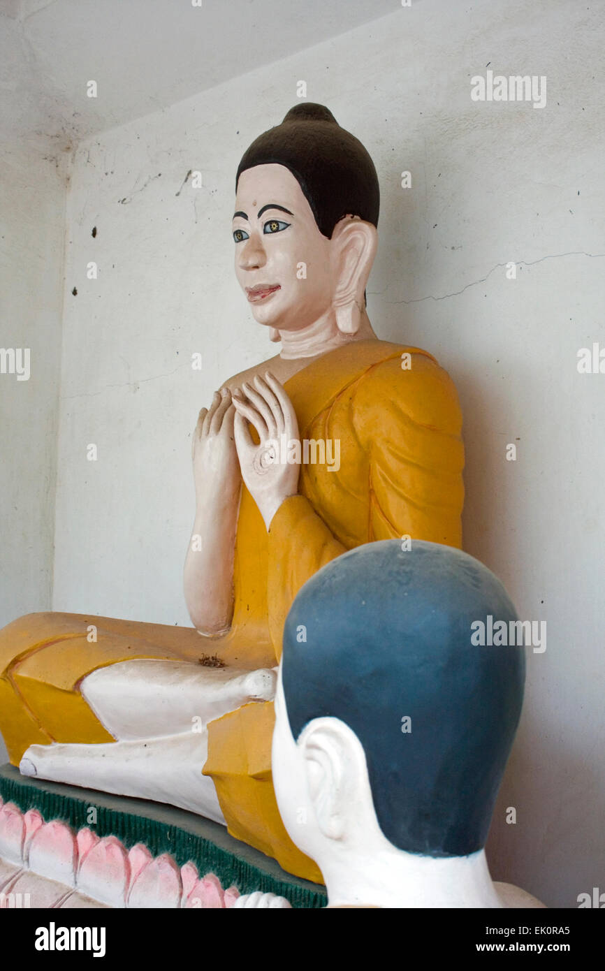 Statue di Buddha che sono esposti a un tempio in Kampong Cham, Cambogia. Foto Stock