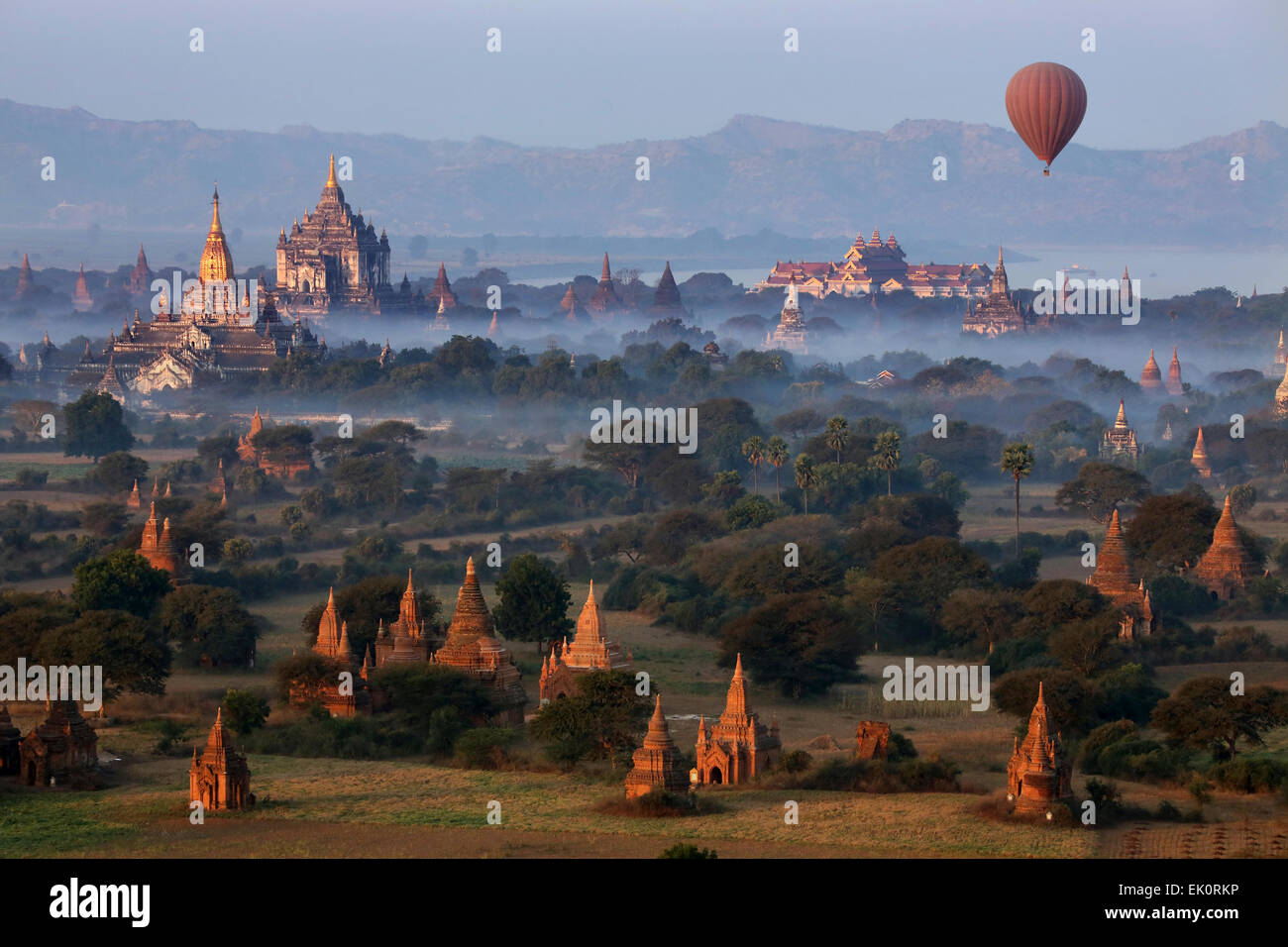La mattina presto vista aerea dei templi della zona archeologica nei pressi del fiume Irrawaddy in Bagan in Myanmar (Birmania). Foto Stock