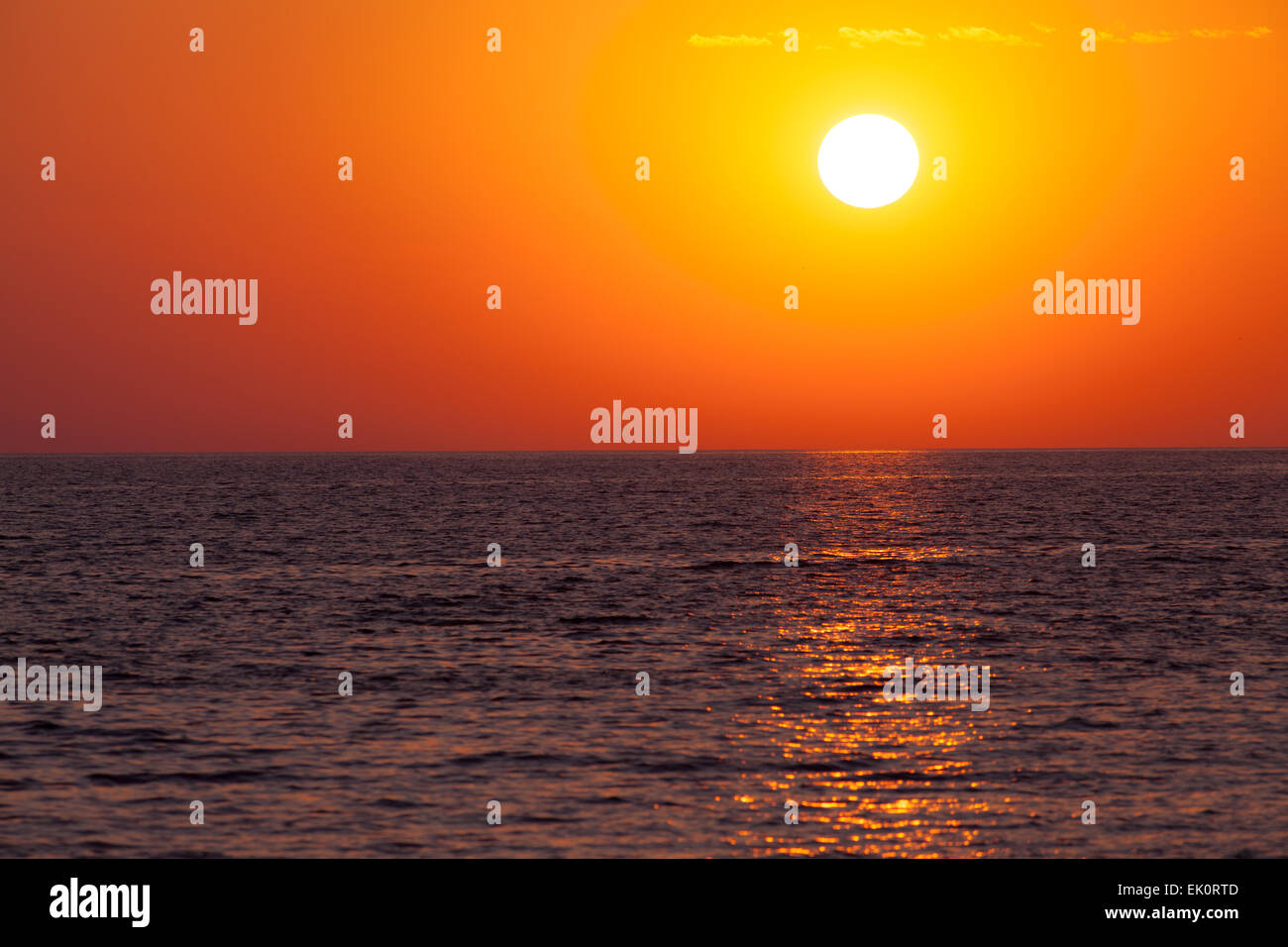 Incredibile senza nuvole alba rossa sopra il livello del mare Foto Stock