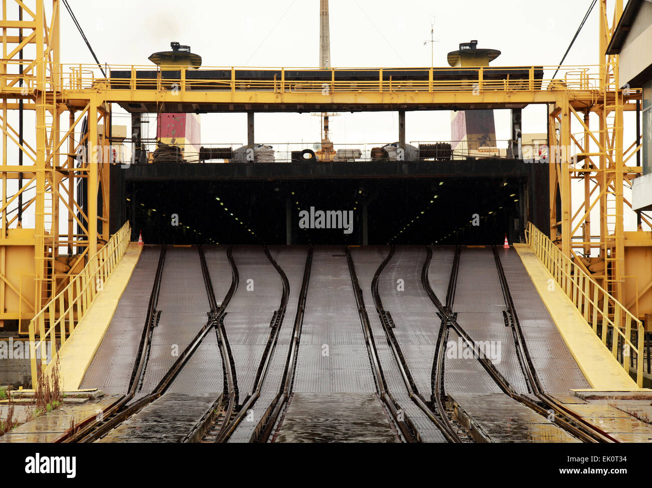 Grande industriale nave ro-ro è in fase di caricamento. Rampa ferroviaria, Varna traghetto ferroviario complessa, Bulgaria Foto Stock