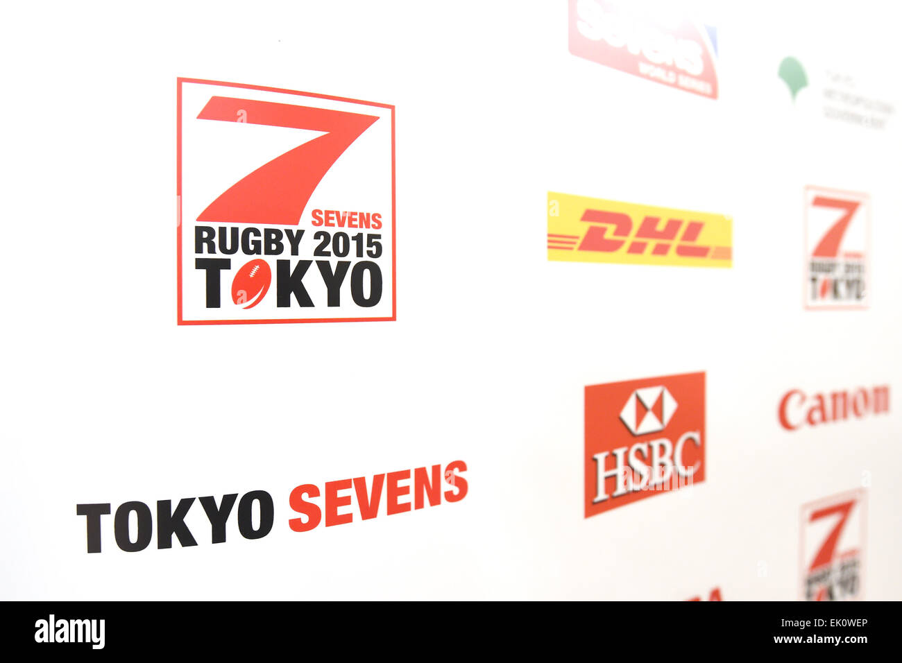 Tokyo, Giappone. 2 apr, 2015. Tokyo Rugby Sevens Rugby Logo : Giappone donna Sevens Rugby (SAKURA SEVENS) si riunisce con i supporti prima che il loro match di esibizione nel 2014-15 IRB Sevens World Series, Tokyo Sevens 2015, a Tokyo in Giappone . © AFLO SPORT/Alamy Live News Foto Stock