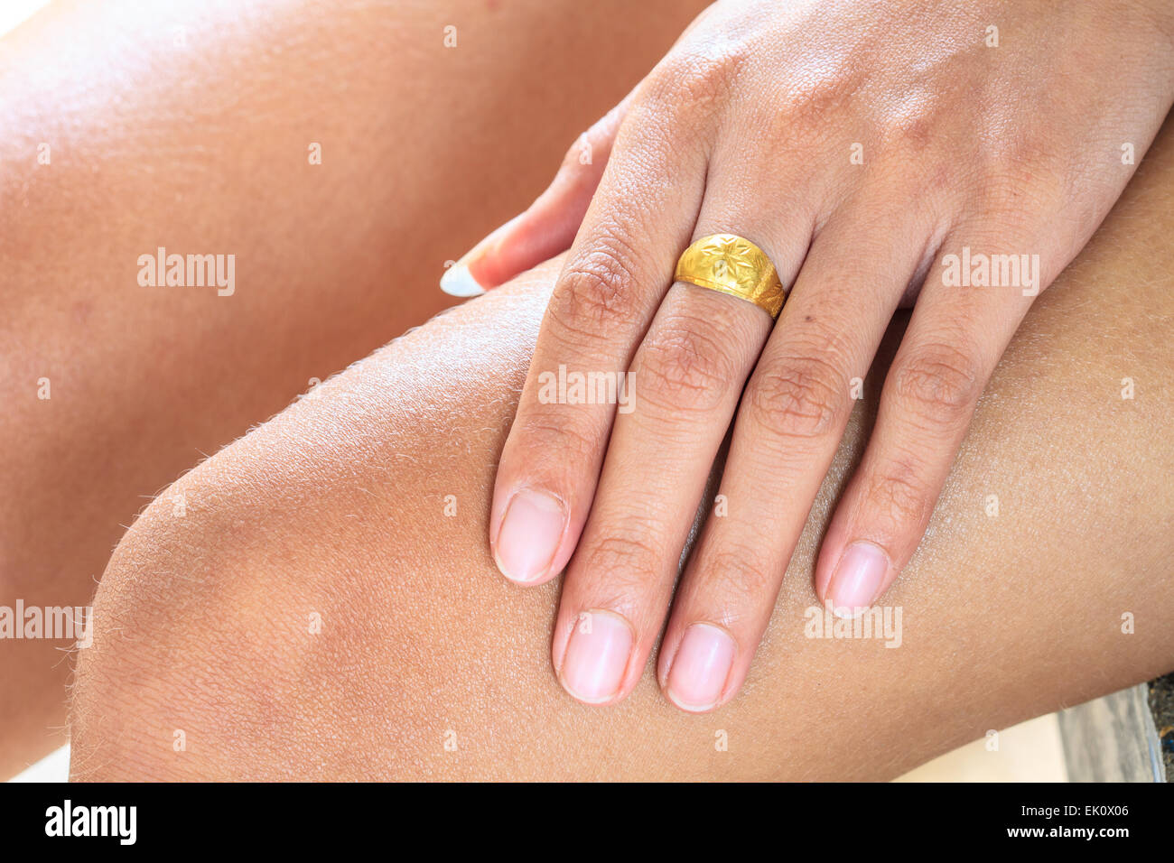 Dettaglio di una mano con anello in oro Foto Stock