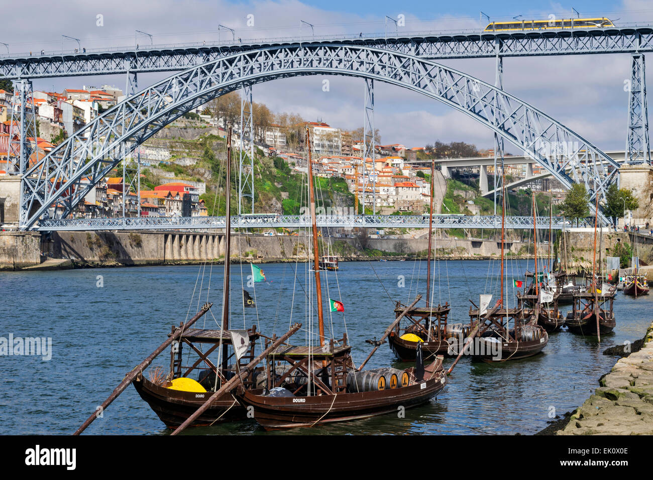 PORTO PORTOGALLO fiume Douro VINO DI PORTO barche cariche di botti o barili ormeggiato SOTTO IL LUIS primo ponte Foto Stock