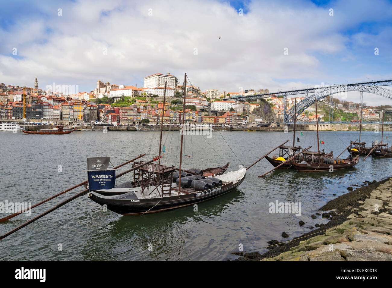 PORTO PORTOGALLO fiume Douro il ponte metallico chiamato LUIS DEL PRIMO E DEL VINO DI PORTO le barche in acqua con carico di barili Foto Stock