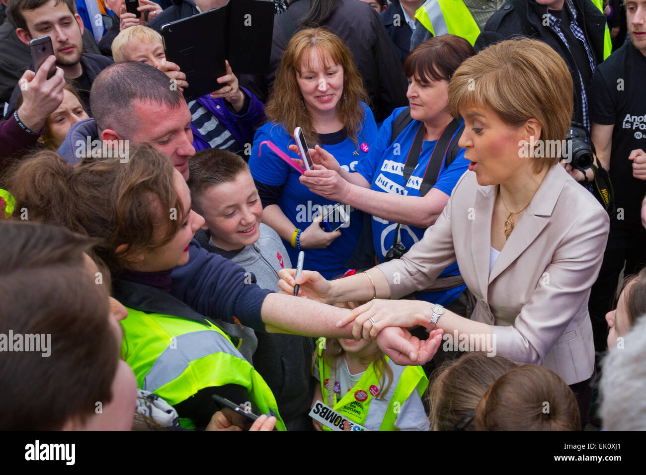 Del primo ministro di Scozia, Nicola storione, circondato dalla folla in Glasgow Foto Stock
