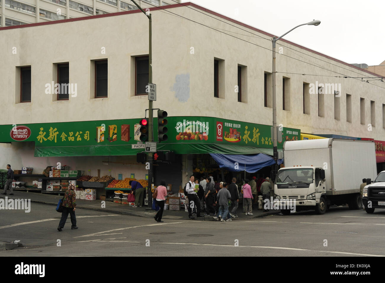 Cielo grigio vista people shopping ala mercato Sun, tetto piatto building, angolo Pacific Avenue e Stockton Street, Chinatown, Foto Stock