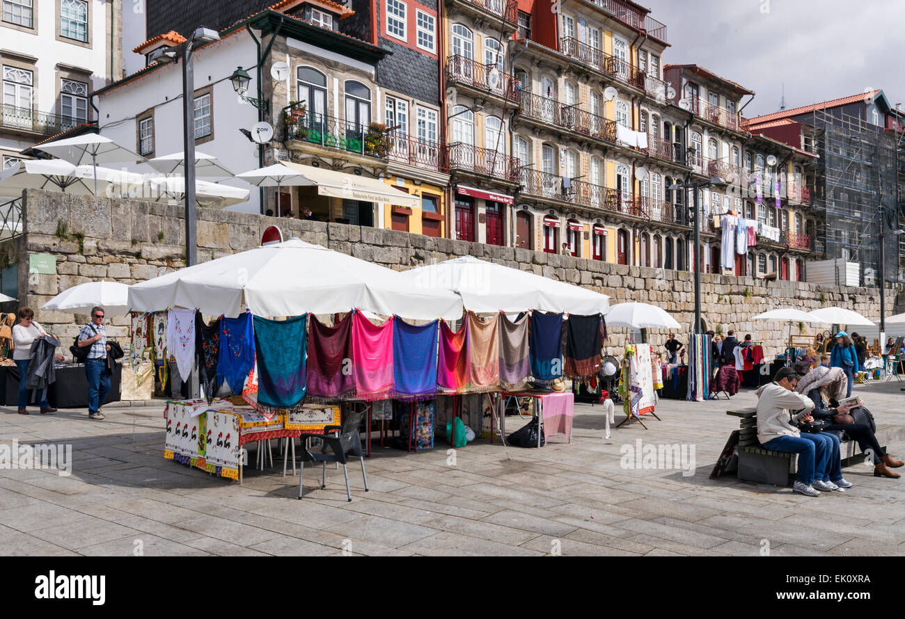 Portogallo Porto Strada del mercato accanto al fiume Douro con scialli colorati Foto Stock