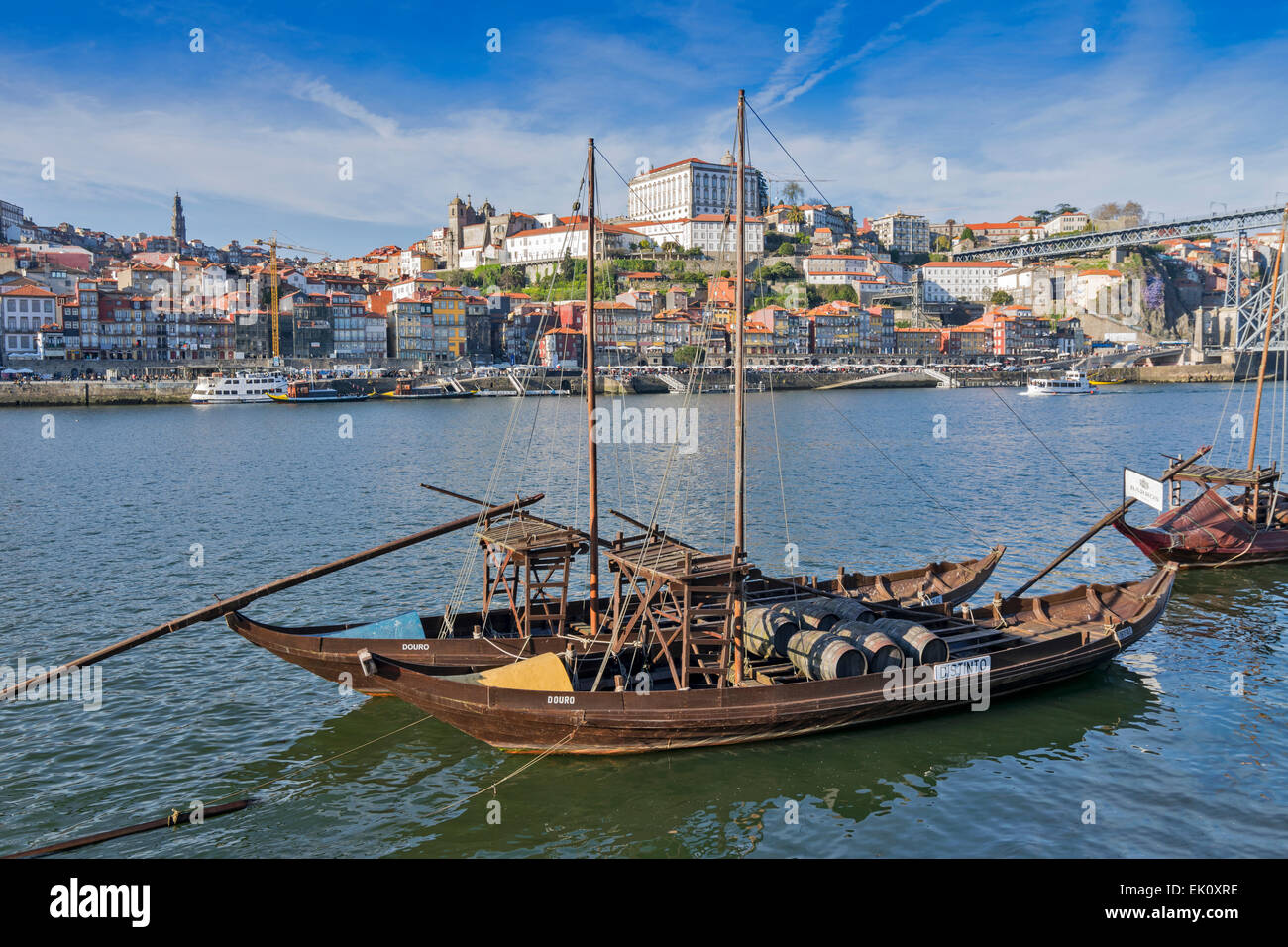 Portogallo porto sul fiume Douro e canna laden Vino di Porto barche Foto Stock