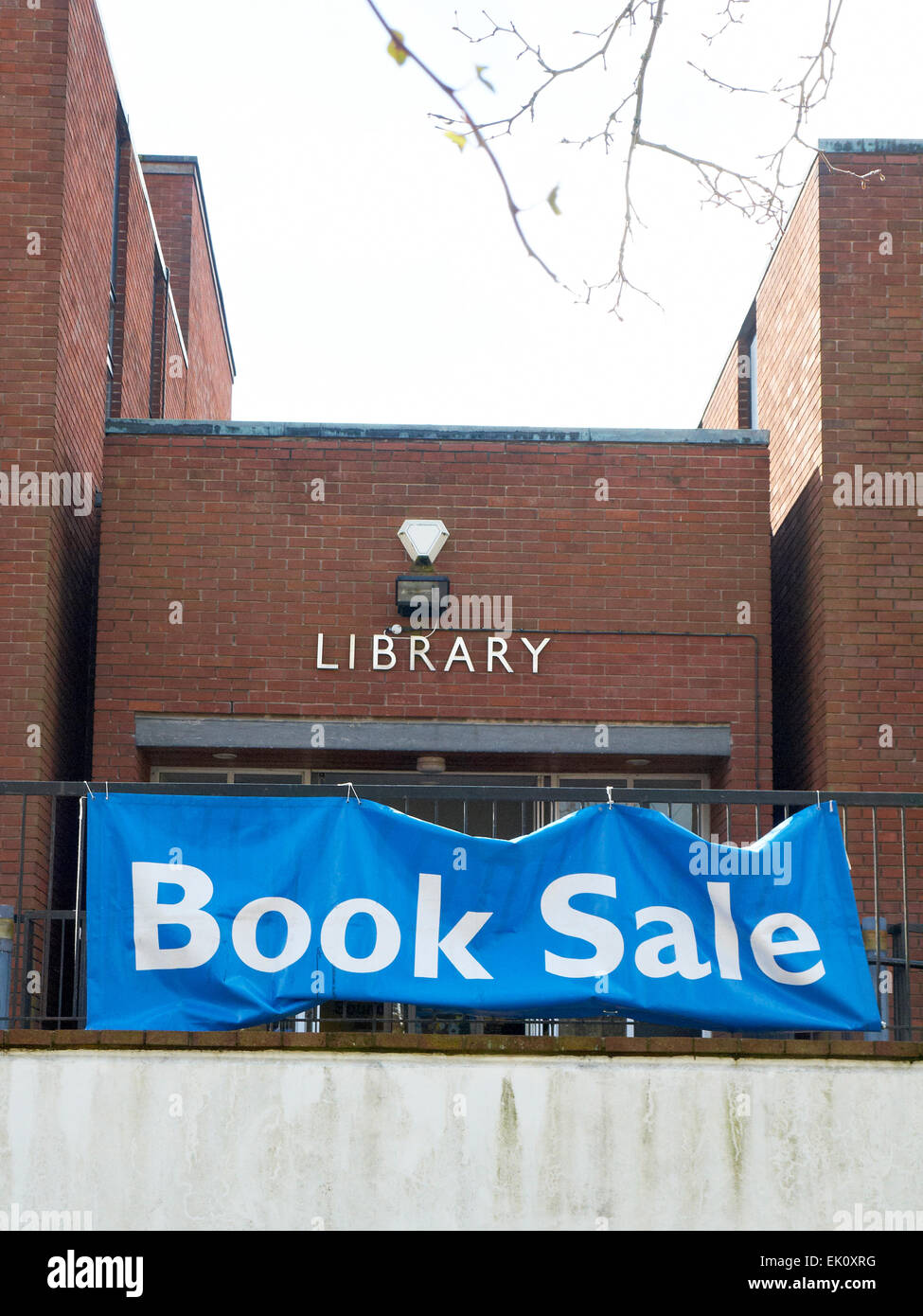 Vendita di libri in biblioteca di Crewe Cheshire, Regno Unito Foto Stock