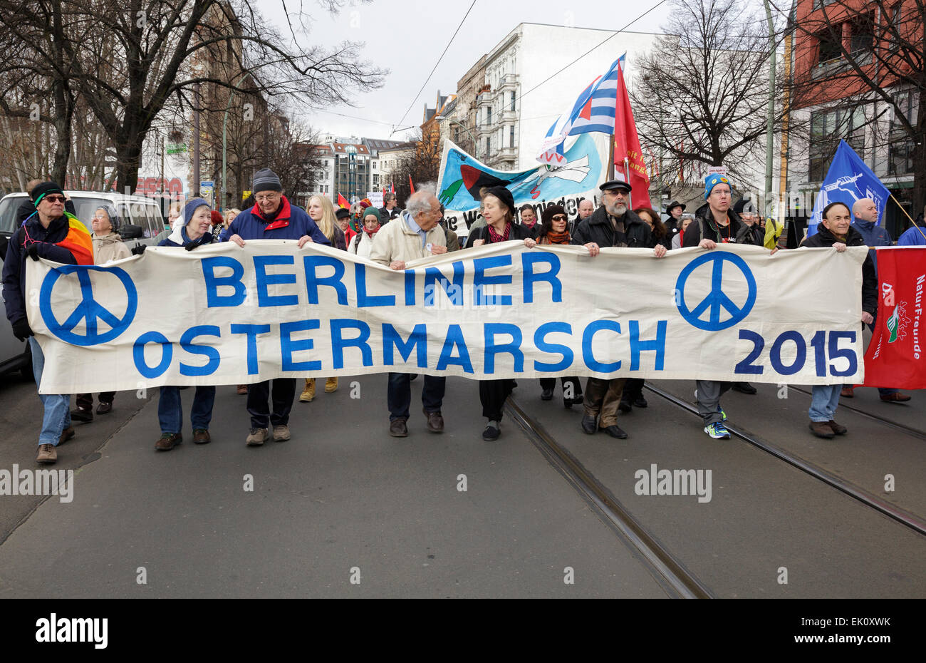 Berlino, Germania. Il 4 aprile, 2015. La Pasqua annuale Demo di pace avviene, il Berliner Ostermarsch. Qui i manifestanti marzo Credito: Julie g Woodhouse/Alamy Live News Foto Stock