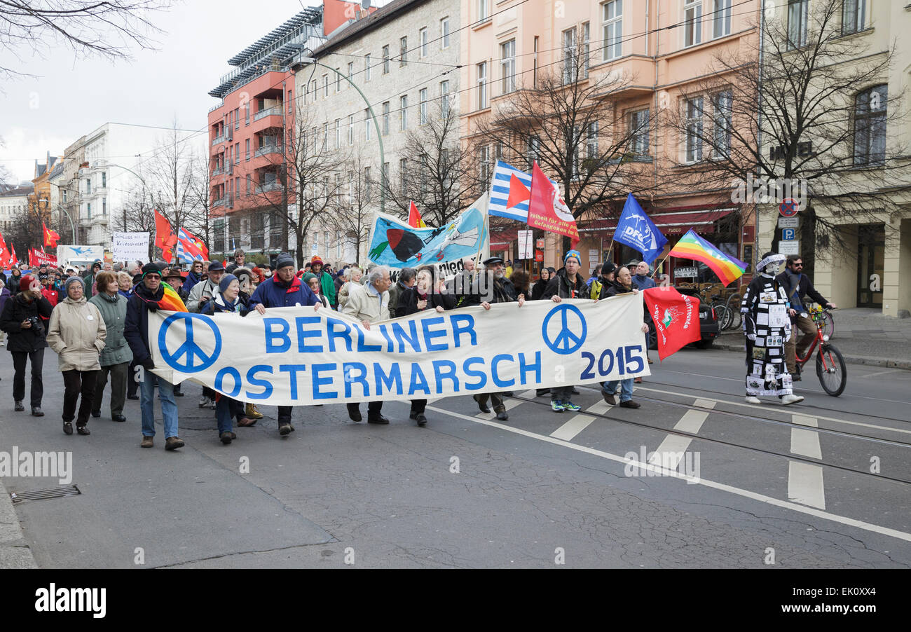 Berlino, Germania. Il 4 aprile, 2015. La Pasqua annuale Demo di pace avviene, il Berliner Ostermarsch. Qui i manifestanti marzo lungo Orani Credito: Julie g Woodhouse/Alamy Live News Foto Stock