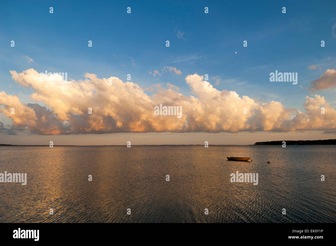 Piccola barca gialla Shinnecock Bay Hampton baie Suffolk County New York Stati Uniti d'America Foto Stock