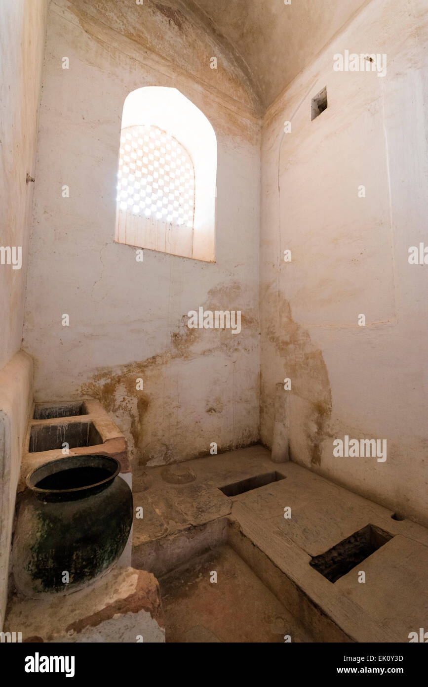 Antichi bagni a Forte Amber Palace vicino a Jaipur, Rajasthan, India Foto Stock