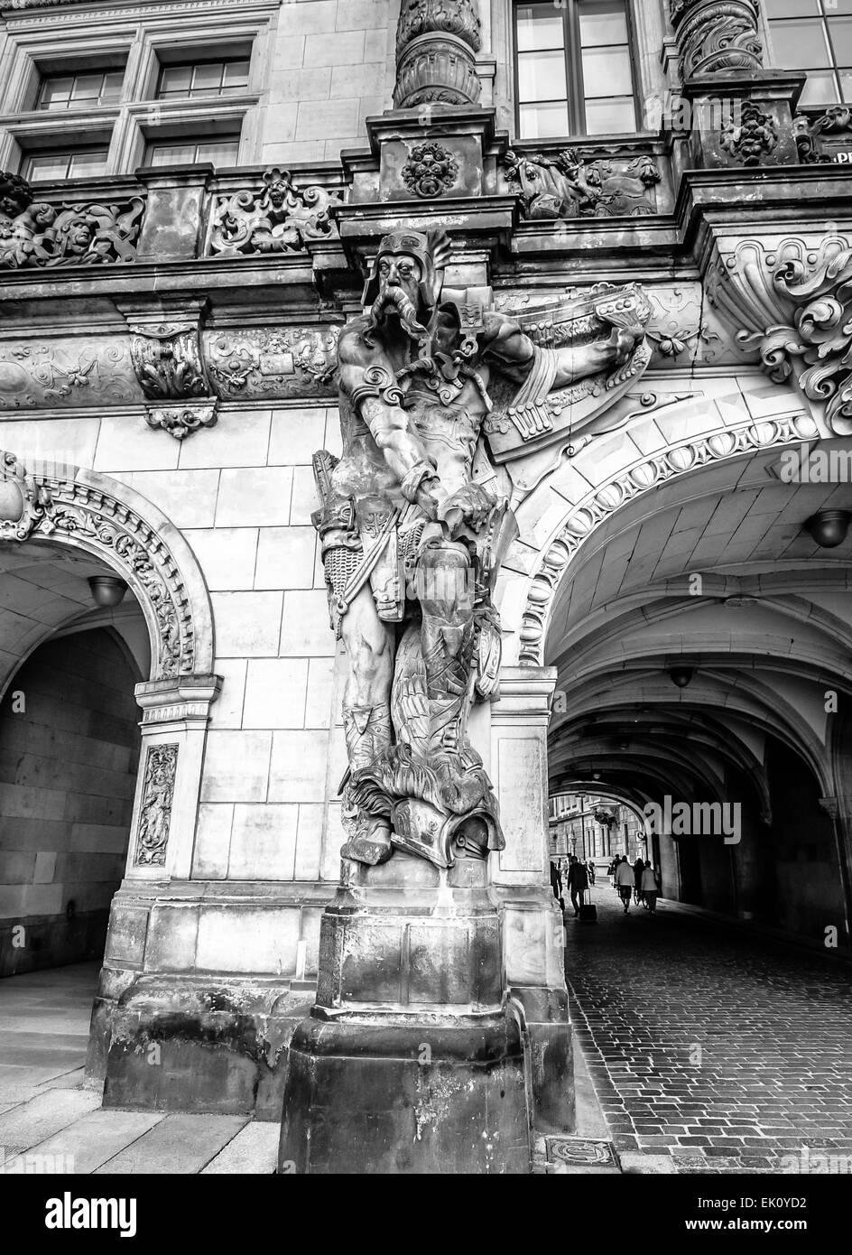 Un enorme scolpita in dettaglio di un antico guerriero di Dresda, in Germania a fianco di uno storico passaggio pedonale chiamato Georgentor. Foto Stock