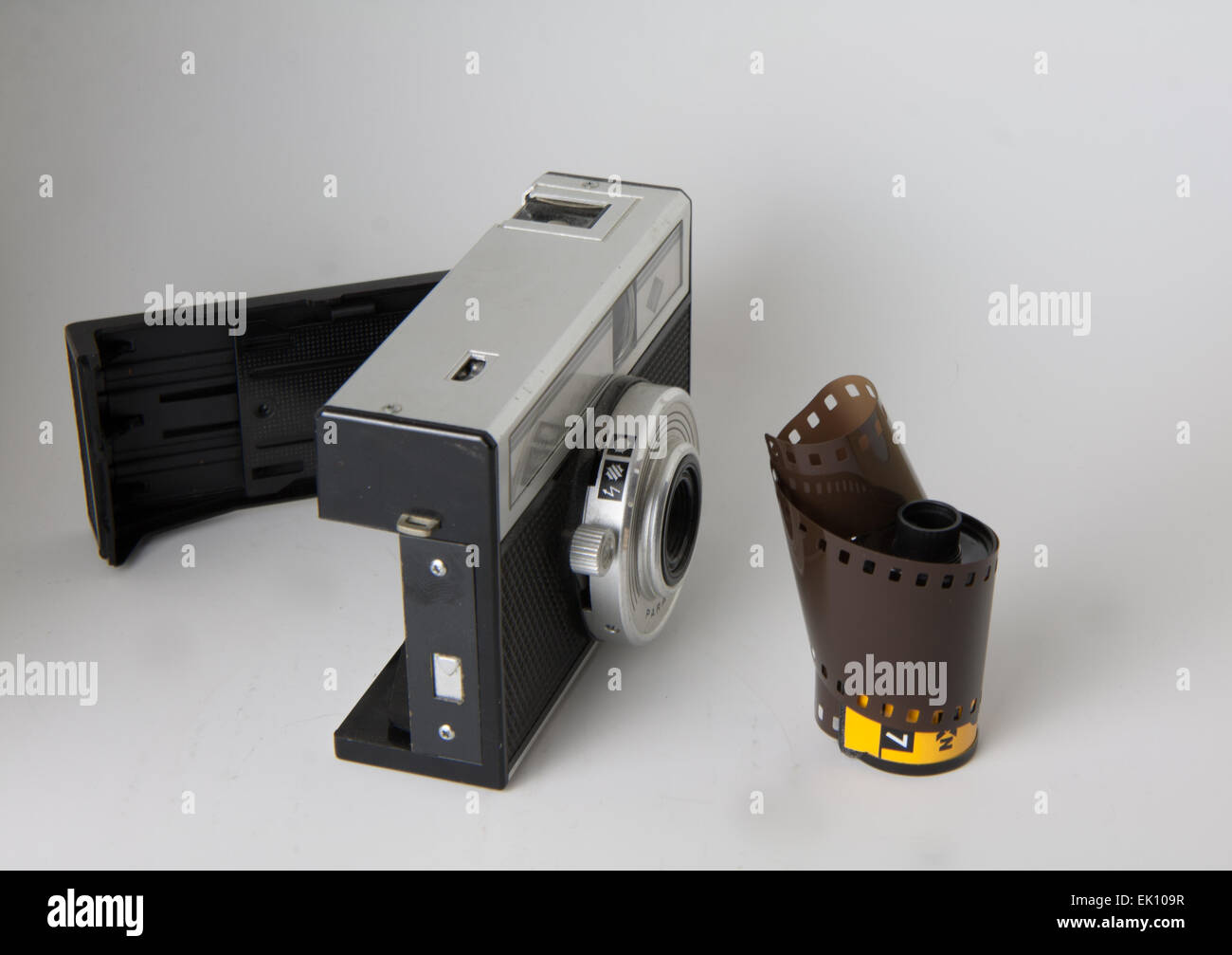 Primo piano della vecchia fotocamera compatta con pellicole in rotoli Foto Stock