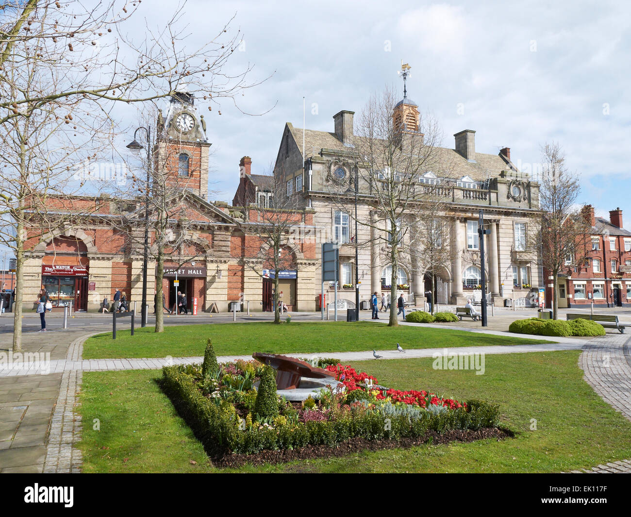 Sala Mercato, sulla sinistra, e consiglio municipale Ufficio in Crewe Cheshire Regno Unito Foto Stock