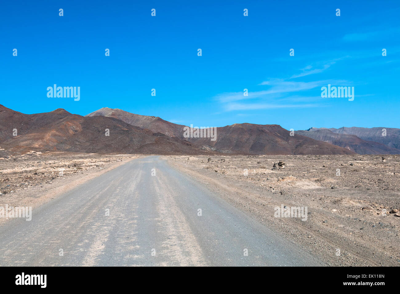 Strada di ghiaia nel sud-ovest di Fuerteventura Foto Stock