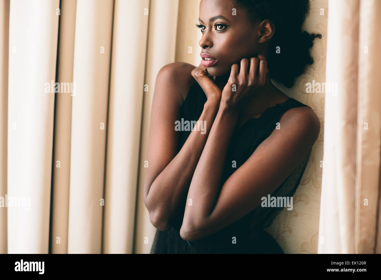 Giovane donna nera in camera Foto Stock