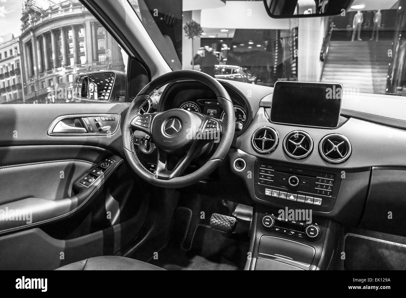 Cabina di un compatto auto di lusso Mercedes-Benz Classe B Azionamento elettrico. Prodotte a partire dal 2014. Foto Stock