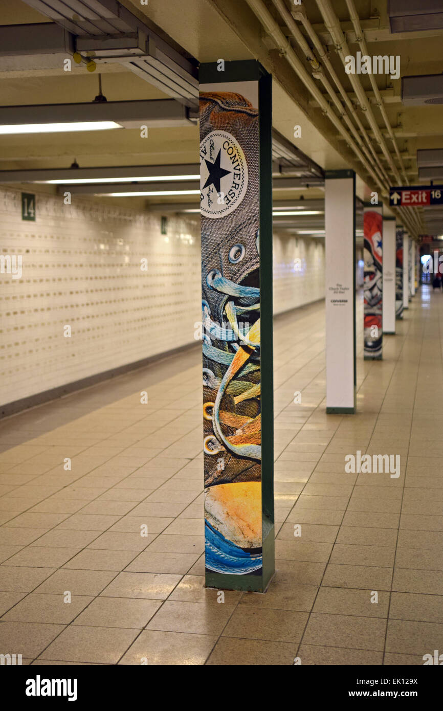 Pubblicità insolita per Converse sneakers su pali metropolitana all'interno della stazione della metropolitana di Union Square a Manhattan NYC Foto Stock