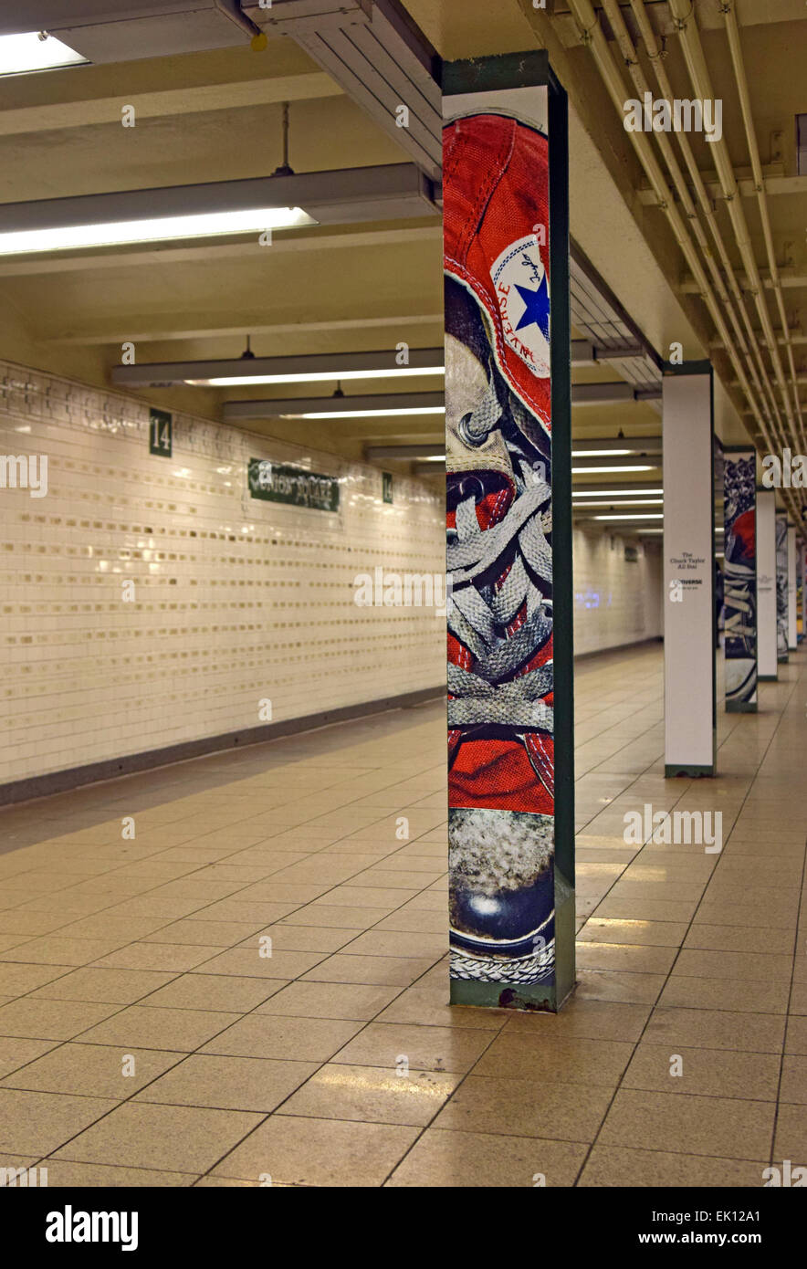 Pubblicità insolita per Converse sneakers metropolitana all'interno della stazione della metropolitana di Union Square a Manhattan, New York City Foto Stock