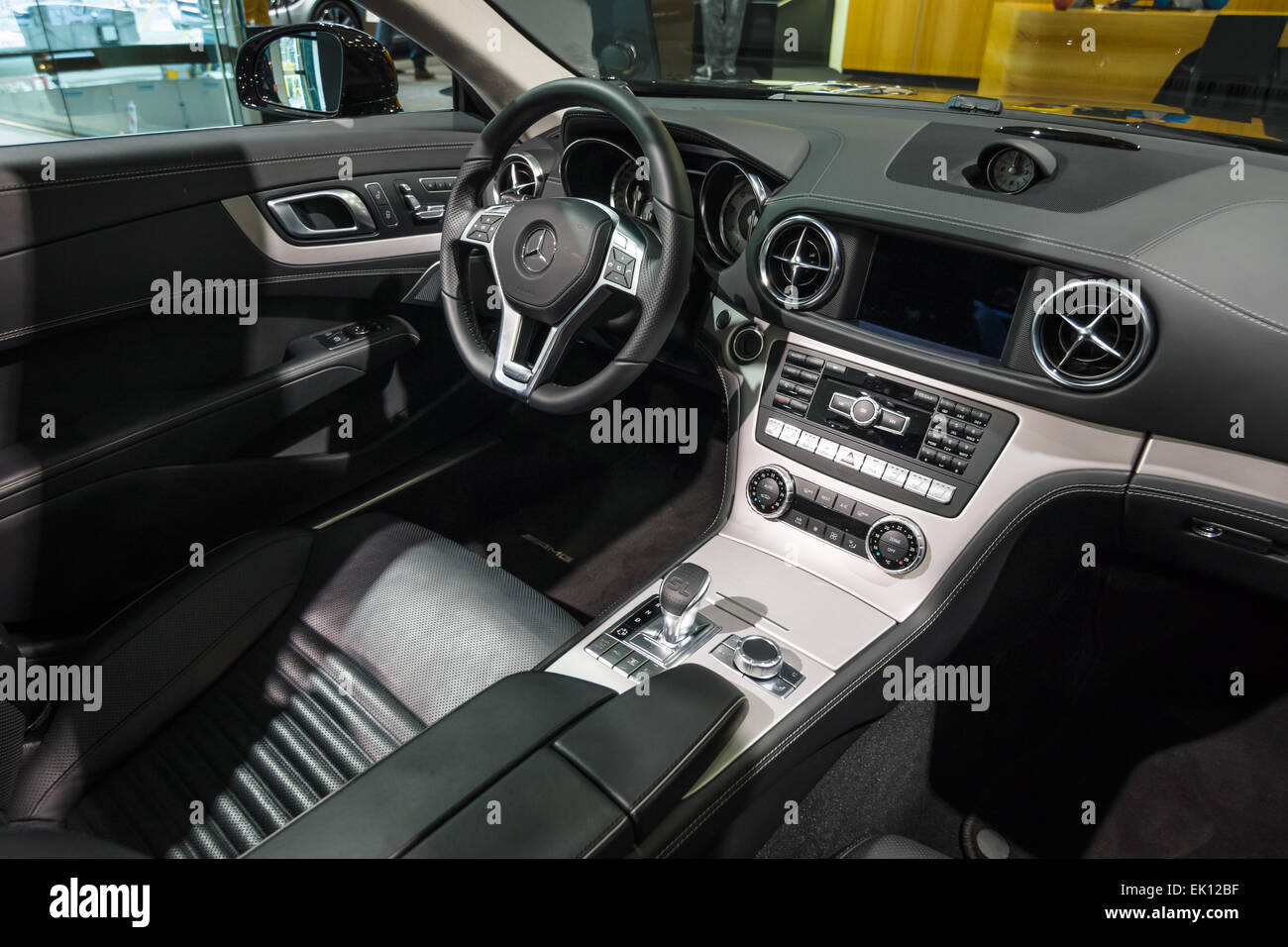 Berlino - Gennaio 24, 2015: cabina di una vettura sportiva Mercedes-Benz SL500 (R231). Prodotte a partire dal 2012. Foto Stock