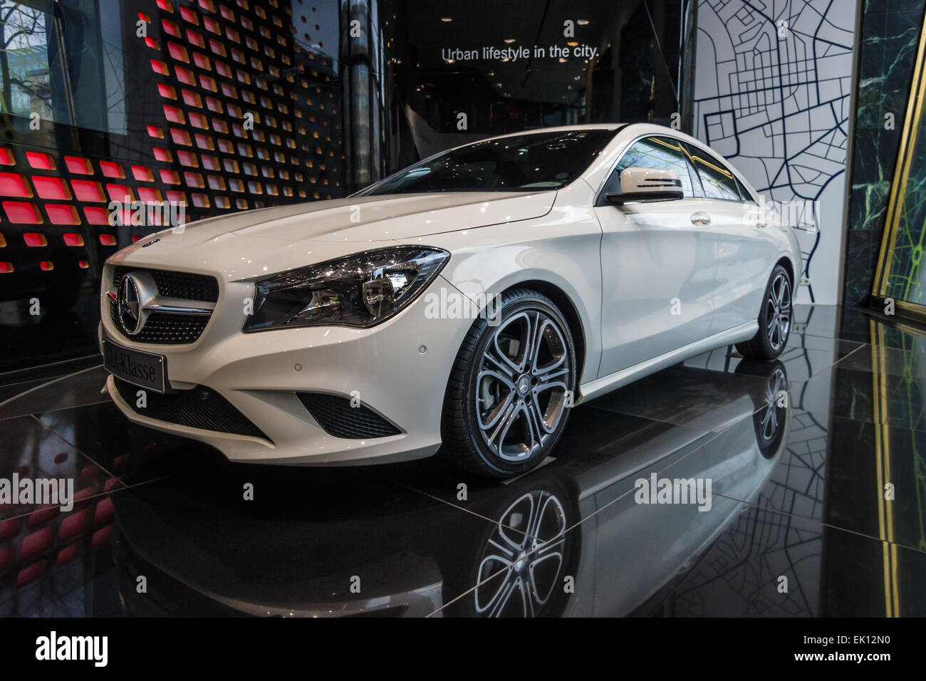 Berlino - Gennaio 24, 2015: Showroom. Compact executive Mercedes-Benz auto  CLA200. In bianco e nero. Prodotte a partire dal 2013 Foto stock - Alamy