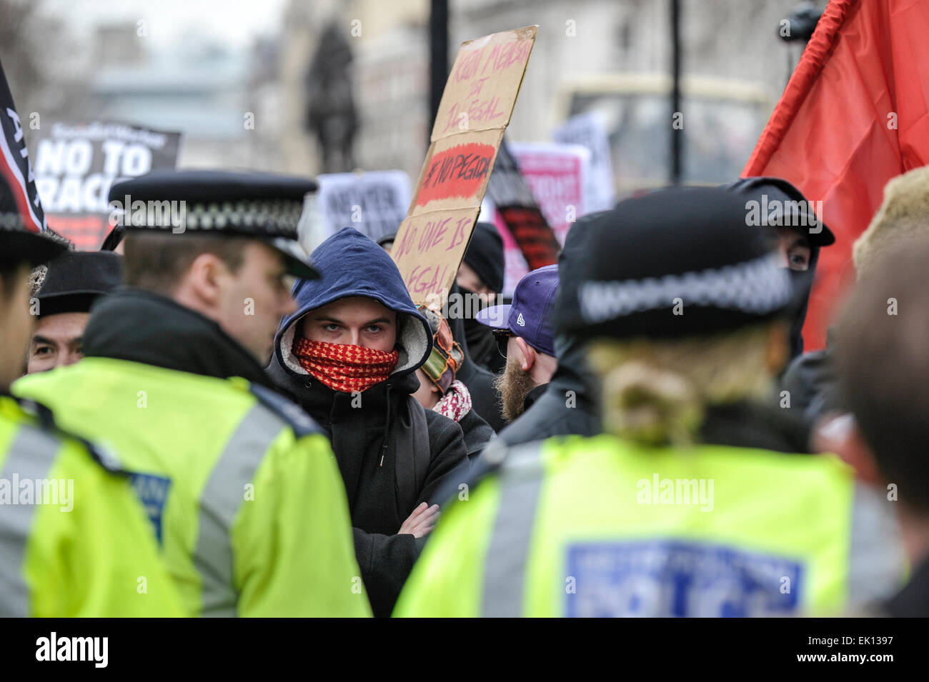 Londra, Regno Unito. Il 4 aprile, 2015. I membri di Pegida, dimostrata in Whitehall oggi come la polizia si scontrarono con anti-fascisti. Fotografo Credito: Gordon Scammell/Alamy Live News Foto Stock