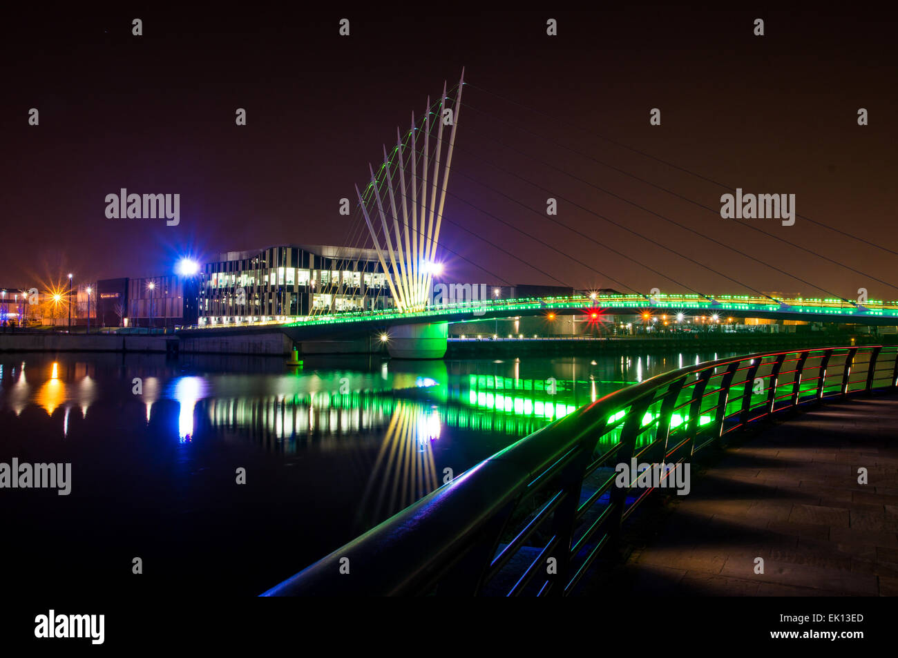 Vista notturna di The Lowry ponte sopra il Manchester Ship Canal, Salford Quays, Greater Manchester, Inghilterra, Regno Unito Foto Stock