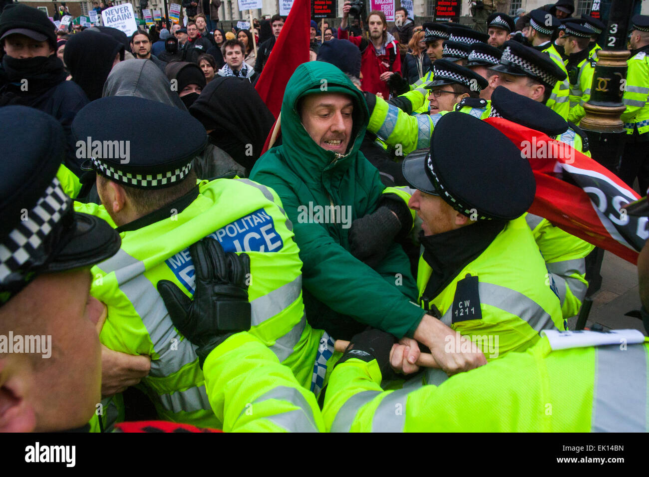 Whitehall, Londra, 4 aprile 2015. Come PEGIDA REGNO UNITO detiene un poco frequentati rally su Whitehall, punteggi di polizia sono chiamati a contenere contro manifestanti da varie Londra antifascista di movimenti. Nella foto: Polizia battaglia con anti-fascista contro i dimostranti che tentano di affrontare le piccole PEGIDA rally. Credito: Paolo Davey/Alamy Live News Foto Stock