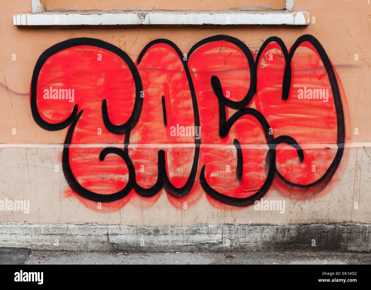 San Pietroburgo, Russia - Aprile 3, 2015: Rosso testo graffiti sul muro, mezzi tabù in russo. Isola Vasilievsky Foto Stock