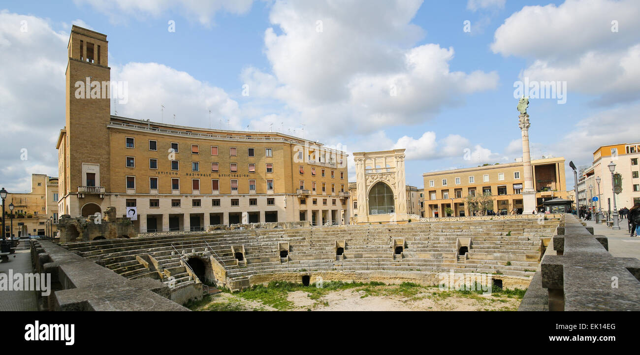 LECCE, Italia - 13 Marzo 2015: Anfiteatro Romano (II secolo) a sant Oronzo square in Lecce, Puglia, Italia Foto Stock