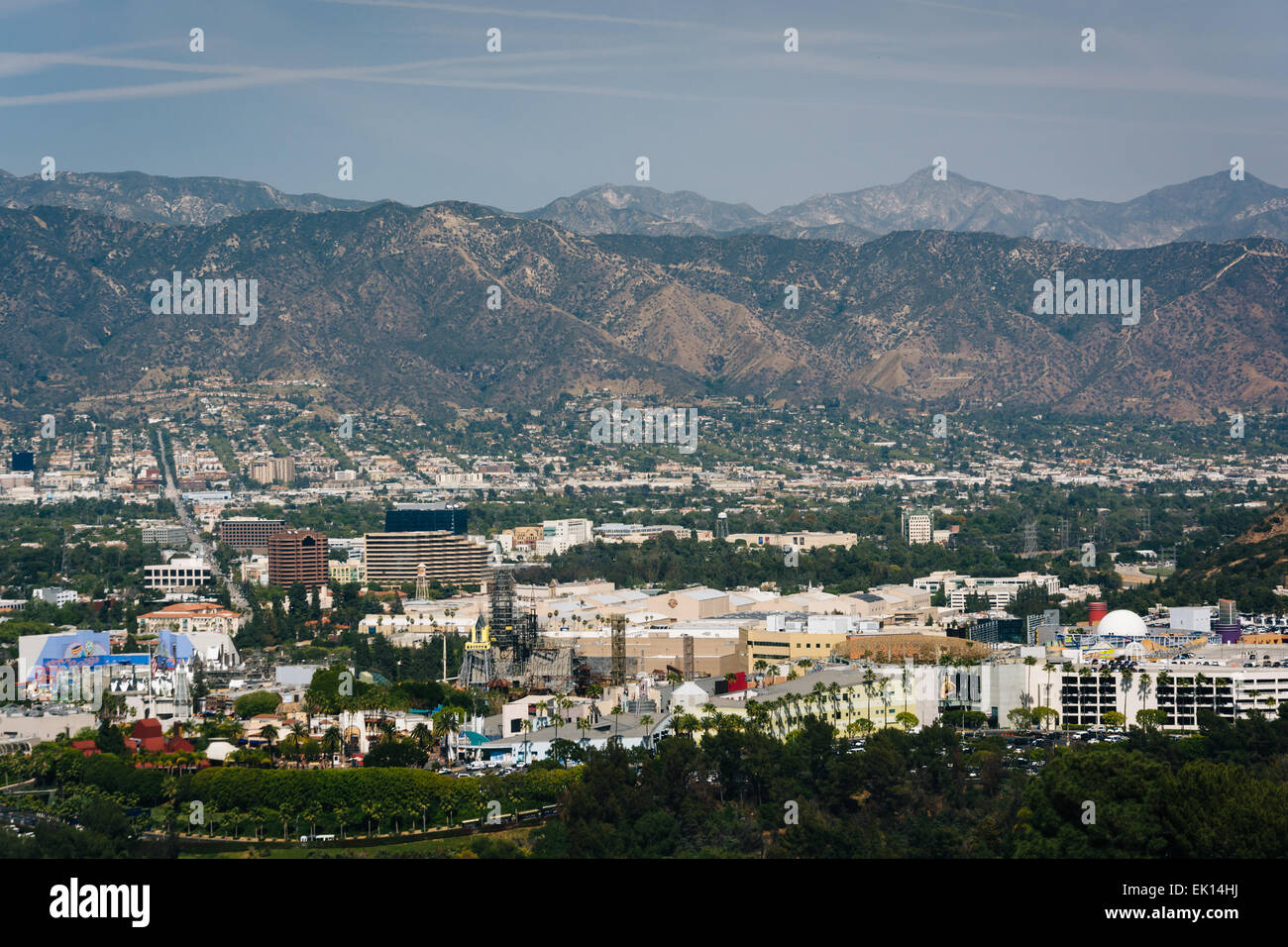 Vista delle montagne in lontananza e Città Universale dalla Città Universitaria si affacciano su Mulholland Drive a Los Angeles, California. Foto Stock